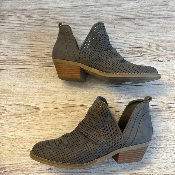 Report Diandra V Side Perforated Gray Suede Booties Size 6.5 - Picture 4 of 7